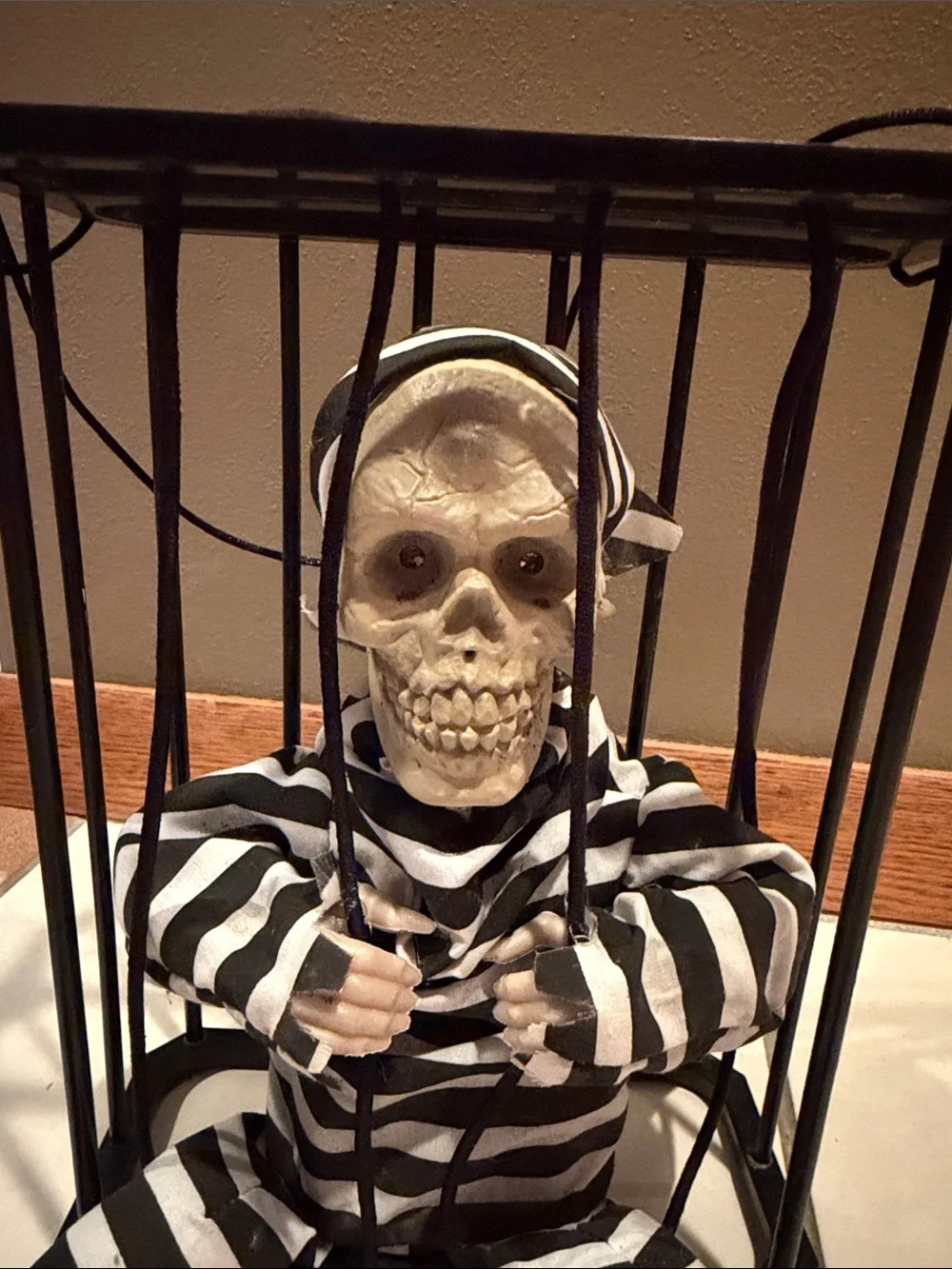 Vtg Halloween Scary Motion Sensor Hanging Skeleton Prisoner Caged Jail